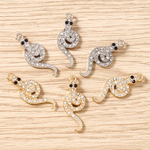 Vue détaillée de pendentifs serpent en strass argentés et dorés pour bijoux DIY