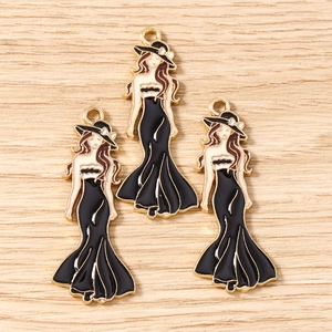 Tres colgantes de figura mujer elegante con vestido negro y baño de oro para joyería DIY