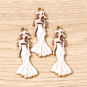 Tres elegantes dijes de figura femenina en esmalte blanco y oro para creación de joyas DIY