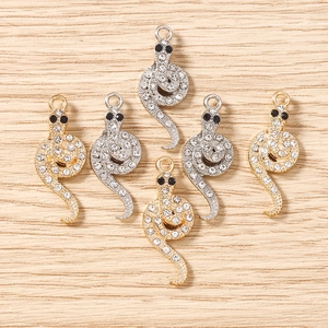 Détails de pendentifs serpent incrustés de strass en finition dorée et argentée