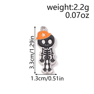 Vue détaillée montrant les dimensions du pendentif tête de mort avec chapeau à étoile