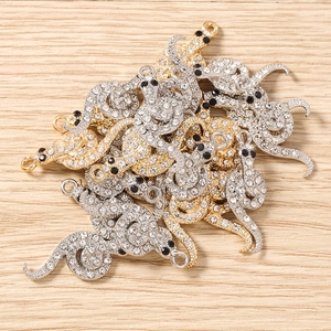 Détail de breloques serpent avec strass pour bijoux DIY et pendentifs colliers