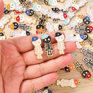 Pendentifs squelette avec chapeaux colorés pour création de bijoux DIY colliers et porte-clés
