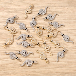 Vue détaillée des breloques serpent serties de strass en or et argent pour bijoux DIY