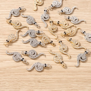 Vue détaillée de breloques serpent en strass or et argent pour la création de bijoux