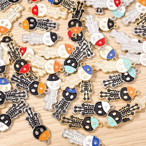Vue macro de breloques crânes colorés en émail avec casquettes pour bijoux DIY