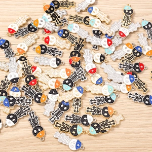 Détail de breloques squelettes en émail coloré avec casquettes pour bijoux DIY