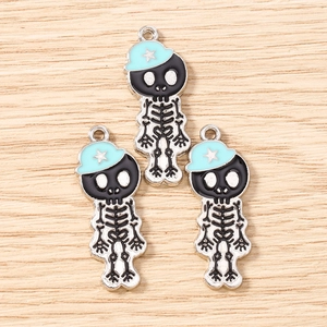 Détails de pendentifs squelettes avec chapeaux à étoiles bleues sur bois