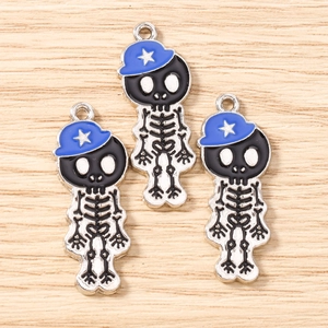 Détail de trois breloques crâne en alliage avec chapeaux bleus pour bijoux et accessoires