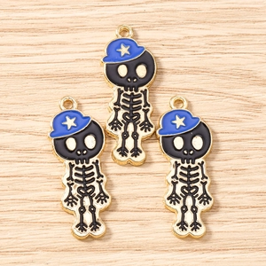 Détails de trois pendentifs squelettes de dessin animé dorés avec émail coloré