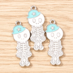 Détail des breloques crâne avec chapeaux bleu clair et émail pour bijoux faits main