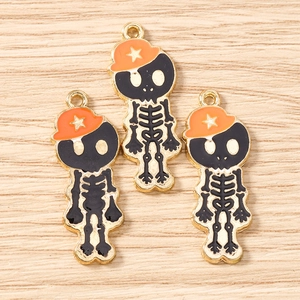 Détail de breloques squelettes avec chapeaux oranges pour bijoux DIY et accessoires