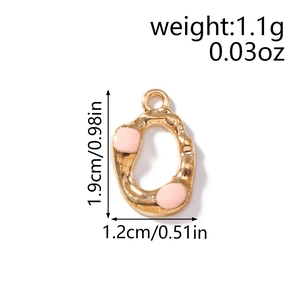 Dettaglio dei ciondoli ovali rosa irregolari con dimensioni 1,9 cm x 1,2 cm per gioielli