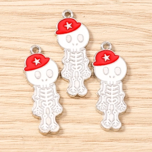 Trois pendentifs tête de mort avec chapeaux à étoile rouge pour création de bijoux
