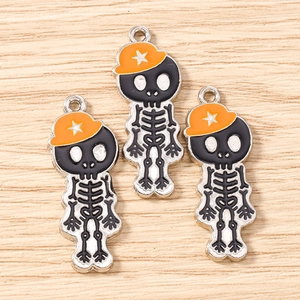 Trois pendentifs squelettes avec chapeaux oranges étoilés pour créations bijoux Halloween