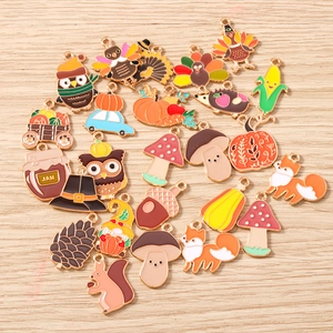 Set herbstlicher Emaille-Anhänger mit Truthahn, Kürbis und Eichhörnchen für DIY-Schmuck