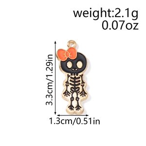 Detailed size view of cartoon skull pendant with dimensions 1.3x3.3cm for jewelry making