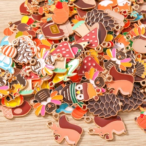 Nahaufnahme bunter herbstlicher Anhänger wie Pute und Eichhörnchen für DIY-Schmuck