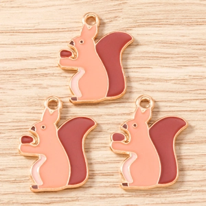 Drei Emaille Eichhörnchen Anhänger in Rosa und Orange für DIY Schmuckherstellung