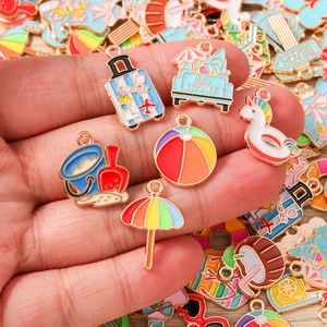 Détails de pendentifs d'été en émail coloré avec motifs de valise et ballon de plage