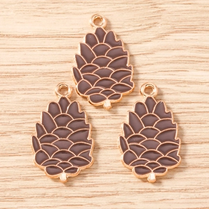 Detail von Kiefernzapfen-Anhängern mit Roségoldkanten und braunem Emaille für DIY