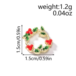 Detailed view of a Christmas wreath pendant showing 1.5cm dimensions and 1.2g weight