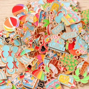 Détail macro de breloques de plage d'été avec palmiers et sandales pour bijoux DIY
