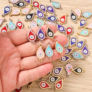 Nahaufnahme bunter Evil Eye Anhänger in Tropfenform mit zwei Ösen für DIY-Schmuck
