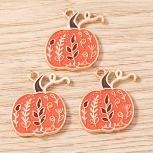 Drei orangefarbene Kürbis-Anhänger mit Blumenmustern und Goldhaken für DIY-Schmuck