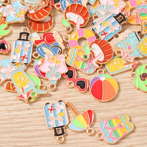 Mélange de breloques d'été avec cocotiers et valises pour la création de bijoux DIY