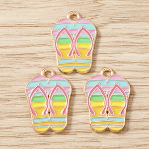 Gros plan de pendentifs émaillés en forme de tongs à rayures colorées pour bijoux DIY