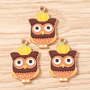 Detailansicht von Eulen und Kürbis Emaille Anhängern für Halloween DIY Schmuck