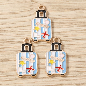 Vue détaillée de breloques valises rayées avec motifs avion pour bijoux personnalisés