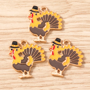 Detailansicht von drei Emaille Truthahn Anhängern für Thanksgiving Schmuckherstellung
