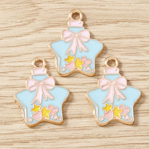 Détail macro de pendentifs flacons en émail avec nœuds roses pour bijoux DIY