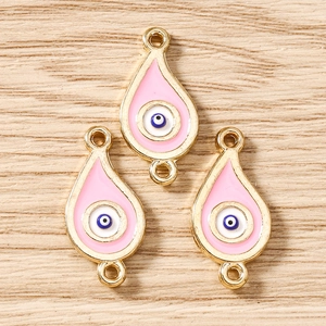 Detaillierte Ansicht von rosa Emaille-Böse-Augen-Anhängern mit Goldrand für DIY-Schmuck