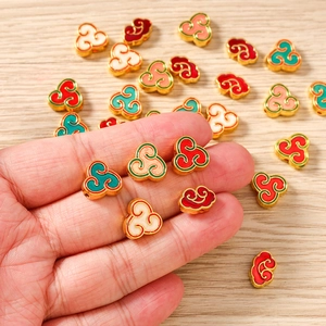 Detailansicht chinesischer Wolken-Anhänger mit farbiger Emaille für DIY-Schmuck