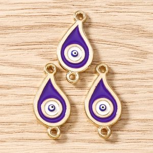 Detail von lila Evil Eye Anhängern mit Goldrand für die Schmuckherstellung