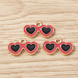 Détail de pendentifs lunettes en forme de cœur en alliage émaillé pour bijoux DIY