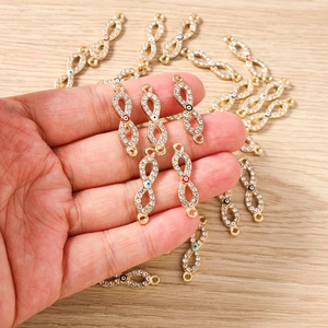 Goldener Unendlich-Anhänger mit Strass und Evil Eye für DIY-Schmuckherstellung im Detail