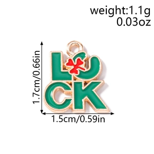 Détail du pendentif LUCK en émail vert et trèfle rouge pour création de bijoux