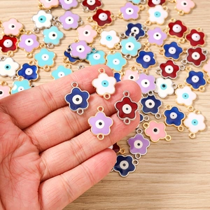 Dettaglio di connettori colorati a forma di fiore Evil Eye per creazione di gioielli fai da te