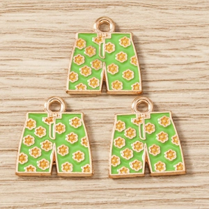 Trois pendentifs shorts verts à motif marguerite pour la création de bijoux
