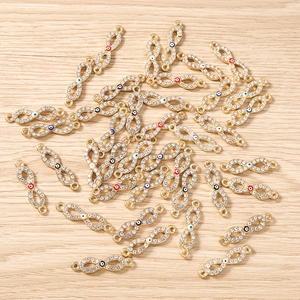Detailansicht von unendlichkeitsförmigen Evil Eye-Schmuckverbindern mit bunten Strass