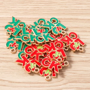 Détail de pendentifs Lucky avec trèfle à quatre feuilles et émail rouge et vert