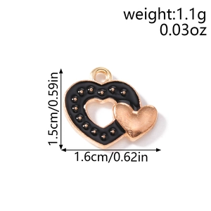 Vue détaillée du pendentif cœur avec dimensions de 1,5 cm et finition noire et dorée