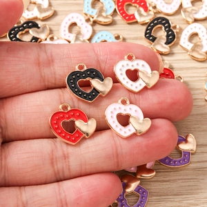 Vue macro de breloques en forme de cœur évidé avec placage or 18 carats et émail