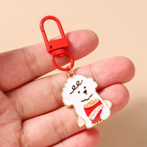 Dettaglio portachiavi a forma di barboncino con patatine e gancio in metallo laccato rosso