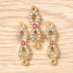 Detailansicht von Unendlichkeits-Evil-Eye-Anhängern mit Straßsteinen für DIY-Schmuck