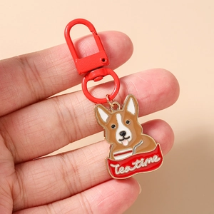 Dettaglio ravvicinato di un portachiavi a forma di cane Corgi con anello in metallo rosso